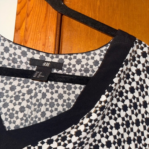 Flowy & Unique H&M Black & White Patterned Long Sleeve Top Womens Size 10 - Picture 3 of 4